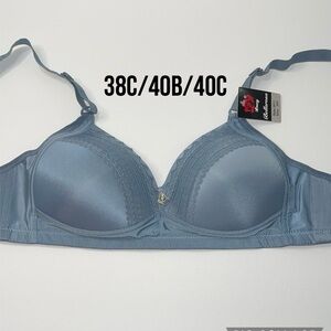 NWT Push Up Light Padded Wireless No Wire 3 Hooks Bra.
New Arrival
